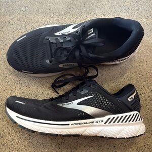 Brooks 9.5 D wide Adrenaline 22 womens running shoes black white EXCELLENT cond